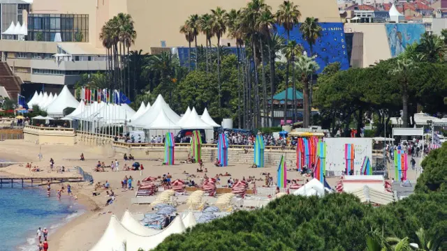 乘船驶出不远的距离，就能在圣何那瑞岛上体会到宁静而原始的氛围。雷兰修道院的修道士仍会自己制作葡萄酒和橄榄油