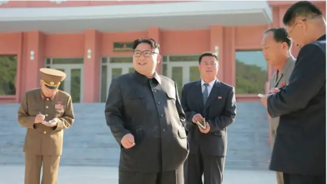 Atasının xəbərdarlığına baxmayaraq cənab Kim-in son şəklində siqaret çəkdiyini görmək olar