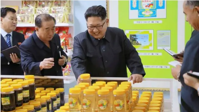 Şimali Koreya lideri tez-tez ərzaq istehsal edən müəssisələrə baş çəkir