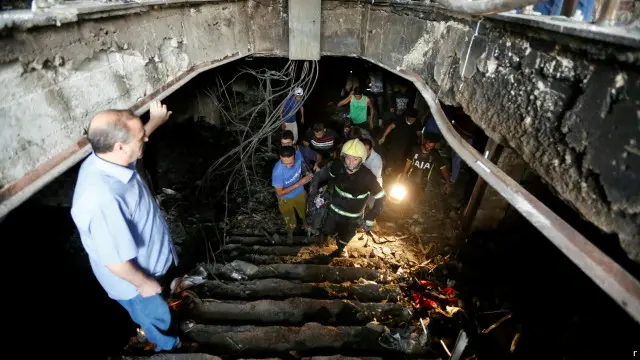 رجال الإنقاذ ينتشلون جثثا متفحمة من داخل المركز التجاري في الكرادة. والمسؤولون يتوقعون ارتفاع عدد الضحايا مع استمرار عمليات البحث عن مفقودين بين الأنقاض.
