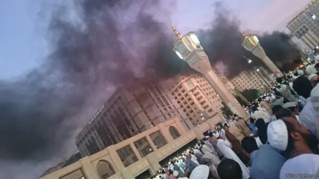 العربیه تلویزیون د دې پېښه په اړه بیا وايي د بریدګر موخه ساتندویان وو او له دوی سره د روژه ماتي په پلمه ځان نژدې کړی وو.