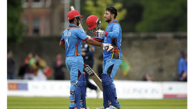 د جاوید او رحمت شاه د ۵۳ منډو ملګرتیا او د نجیب ځدران او رحمت شاه ناسوځېدلې ۱۵۷ منډو ملګرتیا لوبه کابو کړه خو باران د هر څه مخه ونیوله.