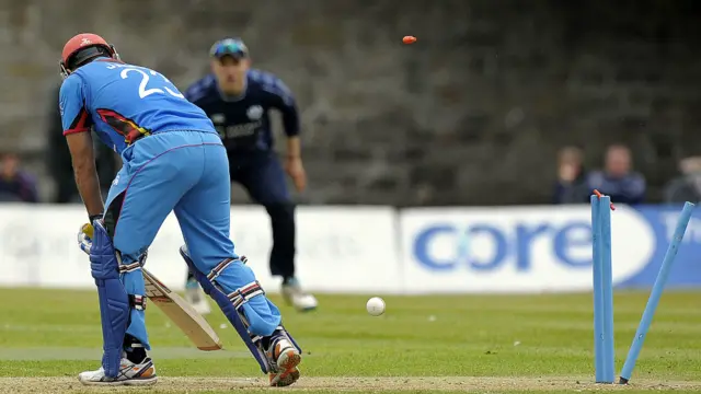 د سکاټلنډ په توپ اچوونکو کې برډویل په ۹ اوورونو کې ۵۱ منډې ورکړې او ۲ کسان یې وسوځول.