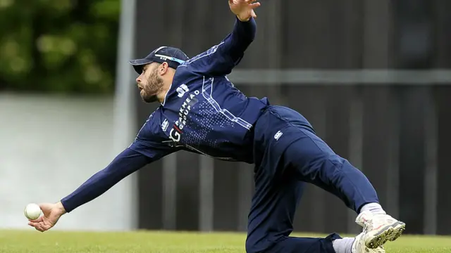 بي بي سي سره په خبرو کې د سکاټلنډ کپتیان پریسټن مومسن وویل که افغانستان د ۳۰۰ منډو هدف وټاکي نو دوی ته به یې په پوره کولو دومره لویه ستونزه نه لري.