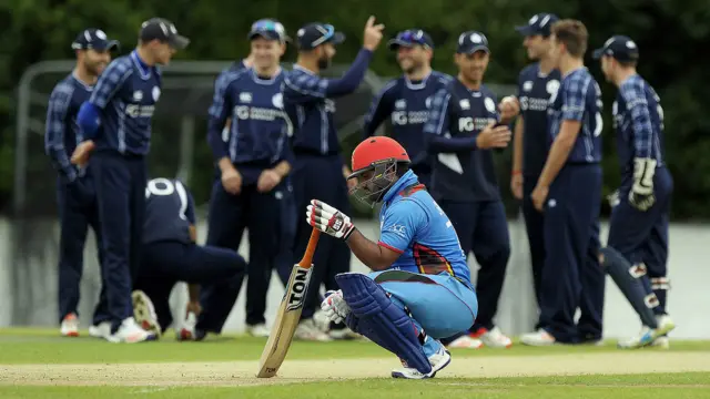 شهزاد که څه هم په لومړني اوور کې یوه څلوریزه ووهله خو له لویه سره منډې اسانه نه وې. ده د پنځو څلوریزو په مټ په ۲۵ توپونو ۲۶ منډې وکړې. شهزاد په په ۲۶ منډو اېل بي ډبلیو وسوځېد.