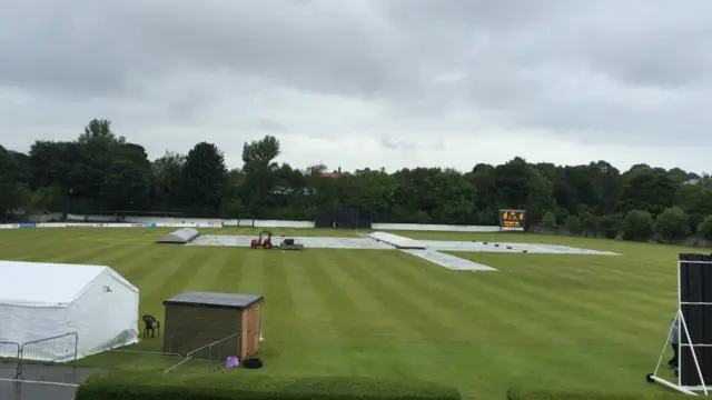 د ۴۷ اوور په ۳م توپ کې باران په شېبو شو او لوبڅارانو لوبه ودروله. ټولو لوبغاړو اوږده دمه وکړه خو بیا هم باران ونه درېد، لوبه یې ودروله. د باران له امله لوبه بې نتیجې پای ته ورسېده.