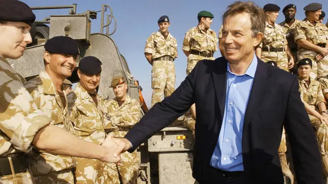 بلير يتفقد قواته في العراق