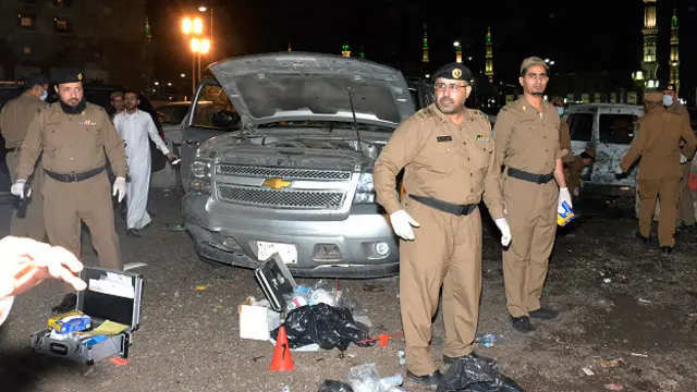 पैगंबर मस्जिद के पास हुए हमले के बाद वहां जमा पुलिसकर्मी.