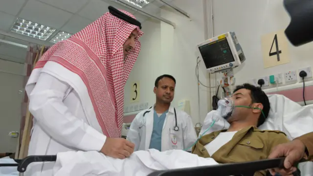 مدینہ کے امیر فیصل بن سلمان بن عبدالعزیز نے دھماکے میں زخمی ہونے والے افراد کی عیادت کی۔