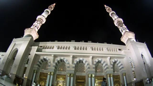 اس مسجد میں پیغمبرِ اسلام دفن ہیں اور اسے مکہ کے بعد مسلمانوں کا سب سے مقدس مقام سمجھا جاتا ہے۔