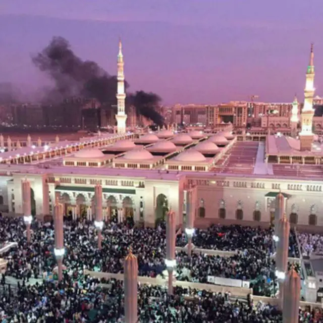 سعودی عرب کے ٹی وی چینل کے مطابق یہ دھماکہ افطار کے وقت ہوا اور ایک ’خود کش حملہ آور‘ نے سکیورٹی اہلکاروں کے قریب اپنے آپ کو اڑا دیا۔