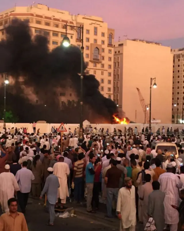 وزارت داخلہ کے بیان میں کہا گیا ہے کہ خود کش بمبار نے اس وقت اپنے آپ کو اڑا دیا جب اسے مسجد نبوی کے باہر روکا گیا۔