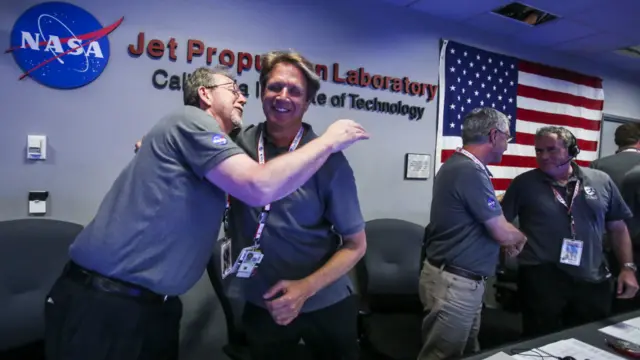 加州NASA朱諾號控制中心內科研人員擁抱慶祝(4/7/2016)