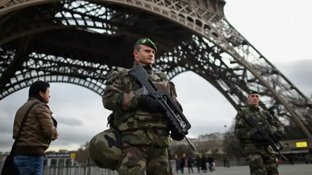 فرانس میں پہلے سے ہی فوجی تعینات ہیں جبکہ فائنل سے قبل پانچ ہزار سے زیادہ پولیس اہلکار تعینات کیے جا رہے ہیں