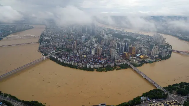 جنوبی چین کے گونگ ژئی ژونگ کے خود مختار حصے میں لی ژو شہر کے گرد دریا سے بڑا سیلابی ریلا گزر رہا ہے 