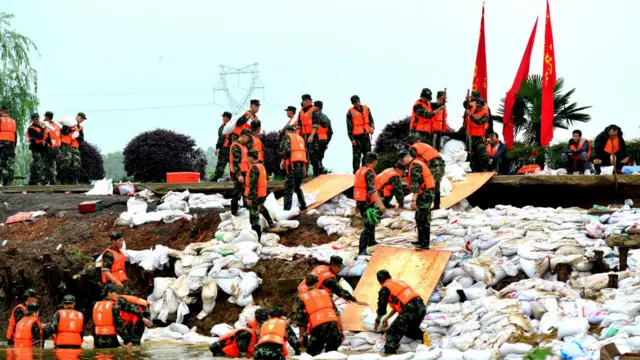 سیلابی پانی کو روکنے کے لیے بہت سے جگہوں پر پشتے تعمیر کر کے رہائشی علاقوں کو بچایا گیا