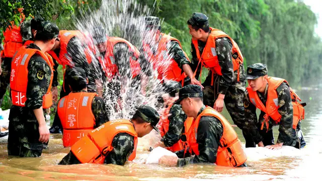 چینی فوج تیزی سے حرکت میں آئی اور انھوں نے سیلاب سے متاثرہ علاقوں میں امدادی کاموں سے پہلے سیلاب سے بچاؤ کے اقدامات کرنا شروع کر دیے