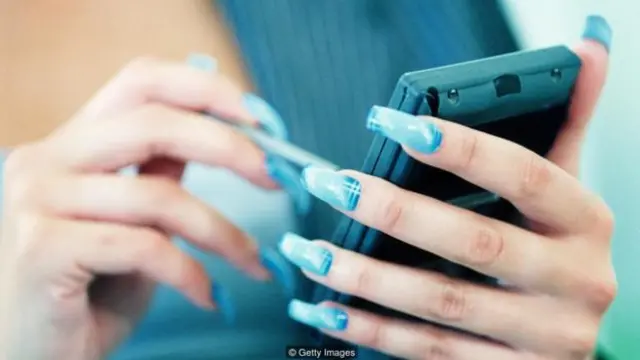 研究表明，人工指甲可以比天然指甲容纳更多的细菌。(图片来源: Getty Images)