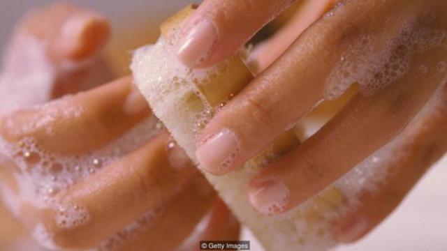 仅是洗手是不够的——你必须要确保指甲也清洗干净。(图片来源: Getty Images)