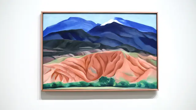 Năm 1929, O’Keeffe chuyển tới New Mexico và đã sáng tác một khối lượng lớn các tác phẩm tranh phong cảnh. "Mùa hè đầu tiên tới tới New Mexico tôi khá ngạc nhiên là ở đó ít hoa như vậy," O'Keeffe giải thích. "Dễ tìm thấy xương nên tôi bắt đầu sưu tầm xương."