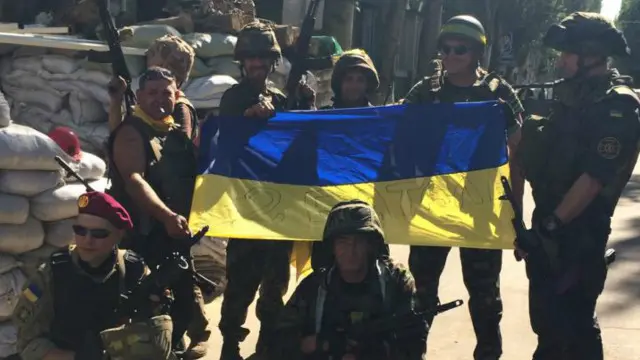 Фото біля будівлі СБУ