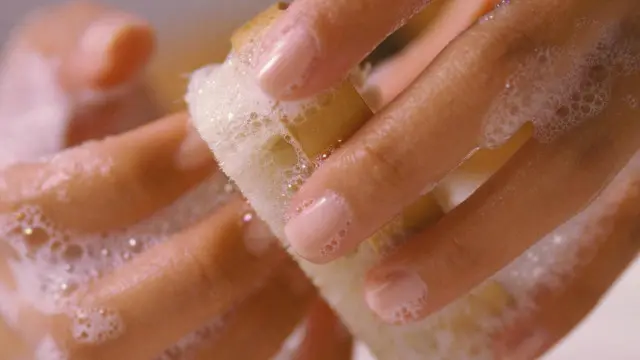 غسل اليدين ليس كافيًا، عليك أن تتأكد أن أظافرك نظيفة أيضًا