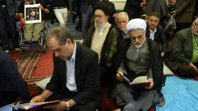 عبدالله نوری و محمد موسوی خویینی در مراسم ختم علی دادمان
