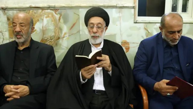 هادی خامنه ای از چهره های سیاسی اصلاح طلب (برادر رهبر ایران) در مراسم ختم علی دادمان