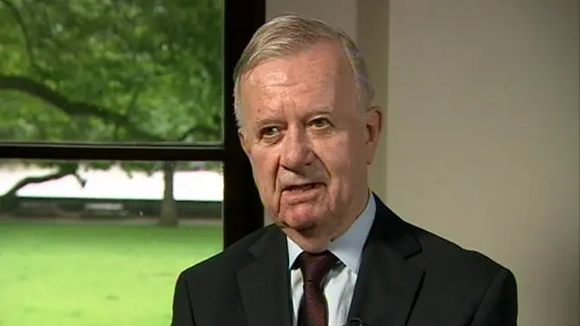 السير جون شيلكوت رئيس لجنة التحقيق