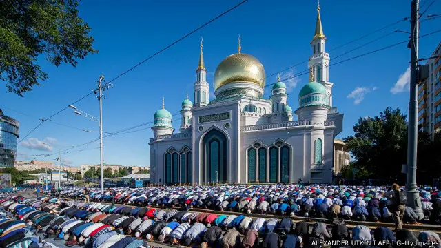 Umat muslim di Kota Moskow, Rusia, menunaikan salat Ied, pada Selasa (05/07).