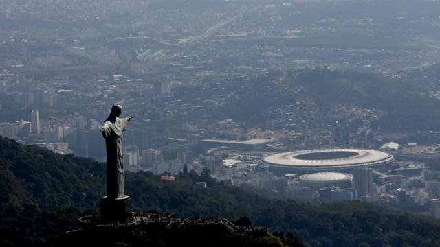 里約救世基督像和背景中的馬拉卡納體育場