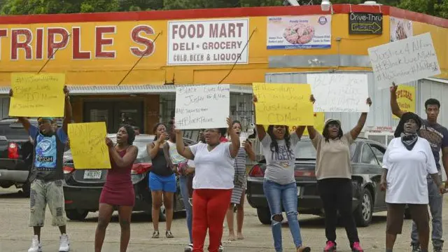 د ۲۰۰ کسانو دغه لاریون د پولیسو له لوري خپور شو، خو تنظمیمونکي یې وايي، دوی به د ښار مرکز کې بېرته یو ځای شي