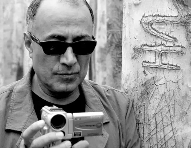 کیارستمی در کنار 'جنگل بدون برگ' عکس: پوریا ماهرویان