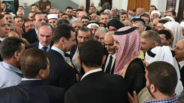 أدى الأسد صلاة العيد في مسجد في حمص، على غير العادة.