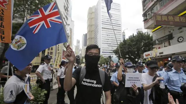 香港七一游行上举起港英旗帜与“香港独立”标语的示威者(1/7/2016)
