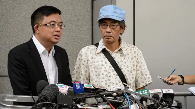 林荣基(右)与涂谨申(左)在香港警察总部外会见记者(27/6/2016)