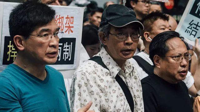 林荣基(中)、何俊仁(右)与单仲楷(左)在香港游行(18/6/2016)