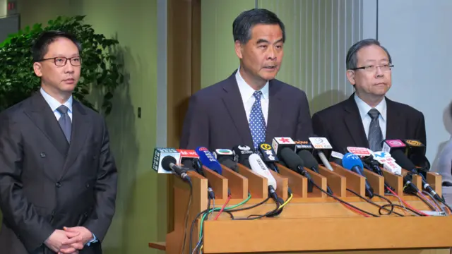 梁振英(中)、袁国强(左)与黎栋国(右)在香港政府总部会见记者(BBC中文网图片6/7/2016)