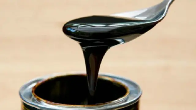 "دِبس السكر" أو العسل الأسود هو منتج ثانوي شبيه بالقار يظهر عندما يُوضع قصب السكر في جهاز طرد مركزي