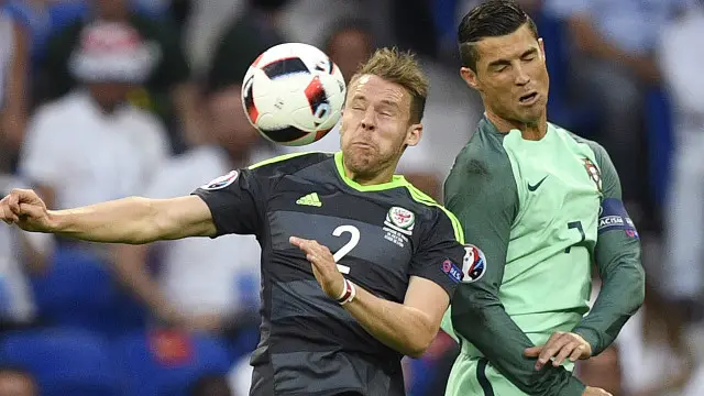 Chris Gunter dan Ronaldo