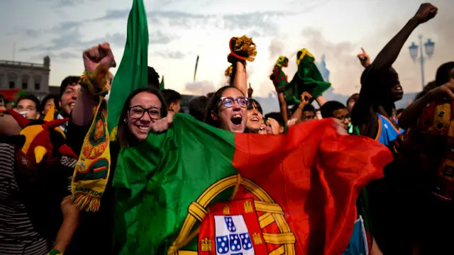 پرتگال کے مداح اپنی ٹیم کی سیمی فائنل میں جیت کا جشن منا رہے ہیں