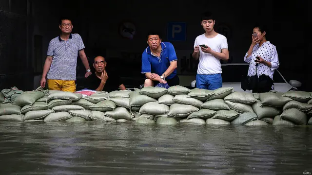 شہر میں سیلابی صورتحال کی وجہ سے ٹریفک کا نظام معطل ہو گیا ہے جس کی وجہ سے شہری محصور ہو کر رہ گئے ہیں۔