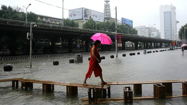 چین کے صوبے ہوبئی میں شدید بارشوں اور سیلاب کی وجہ سے نظام زندگی مفلوج ہو کر رہ گیا ہے۔