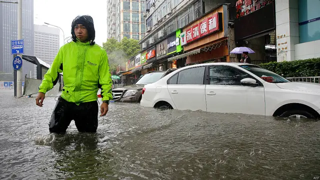 مقامی انتظامیہ کے مطابق بارشوں کی وجہ سے زیر زمین چلنے والی ٹرین سروس سمیت ریل کے دیگر رابطے بھی متاثر ہوئے ہیں۔