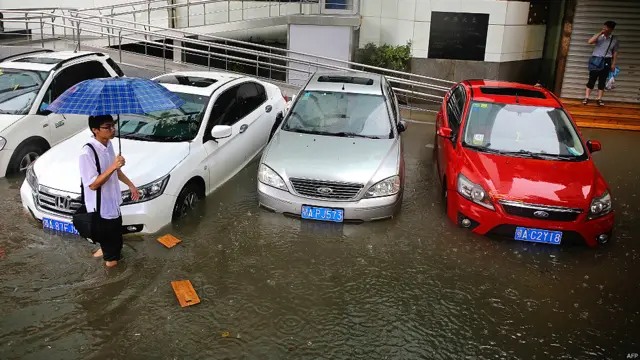 حکام نے صورتحال پر ایک کروڑ آبادی والے شہر ووہان ریڈ الرٹ جاری کر دیا ہے۔ 