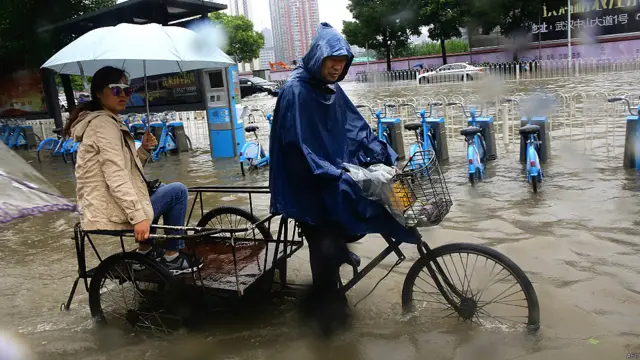 ہوبئی کے علاوہ چین کے دیگر علاقوں میں ہونے والی بارشوں اور سیلاب کے نتیجے میں ہلاک ہونے والے افراد کی تعداد 180 ہو گئی ہے۔