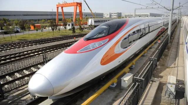 南车青岛四方展示港铁高铁列车（新华社图片24/10/2013）