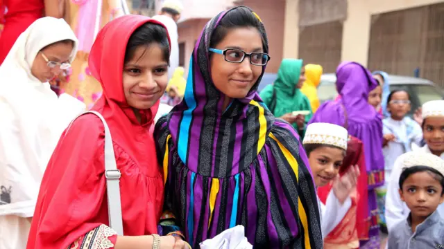 रमज़ान ख़त्म होने के बाद पूरी दुनिया में ईद उल फ़ितर के जश्न का माहौल है. मध्य प्रदेश के भोपाल में रंग-बिरंगे कपड़ों में ईद मनाते बच्चे. 