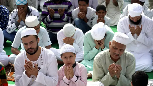 भारत समेत दुनिया के विभिन्न हिस्सों में ईद मनाई जा रही है. भारत के जम्मू में बड़े-बुजुर्ग और बच्चे नमाज पढ़ते हुए. इसी के साथ रमज़ान का पवित्र महीना खत्म हो गया है.