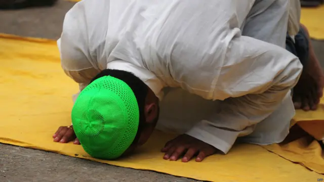 भारत प्रशासित राज्य कश्मीर में भी लोगों ने ईद मनाई. श्रीनगर के ईदगाह मस्जिद में एक मुसलमान नमाज़ अदा करता हुआ. 